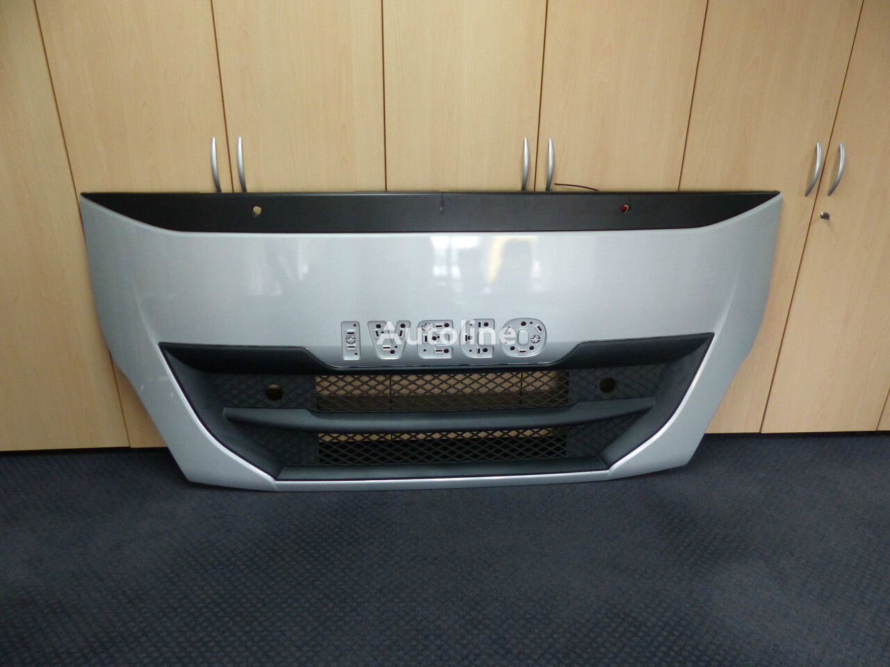 gril radiator IVECO HI-WAY Frontgrill, Frontklappe - Neuwertig 5801546913 untuk tractor head IVECO Stralis